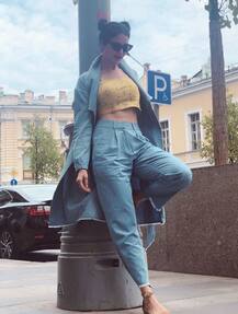 रूस की राजधानी मॉस्को में करिश्मा तन्ना ने ग्लैमरस अंदाज में खिंचवाईं तस्वीरें, इंस्टाग्राम पर की शेयर