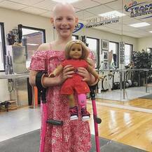 OMG! कैंसर के बाद 12 साल की ये बच्ची आर्टिफिशियल पैर से करती है डांस