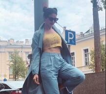 रूस की राजधानी मॉस्को में करिश्मा तन्ना ने ग्लैमरस अंदाज में खिंचवाईं तस्वीरें, इंस्टाग्राम पर की शेयर