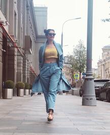 रूस की राजधानी मॉस्को में करिश्मा तन्ना ने ग्लैमरस अंदाज में खिंचवाईं तस्वीरें, इंस्टाग्राम पर की शेयर