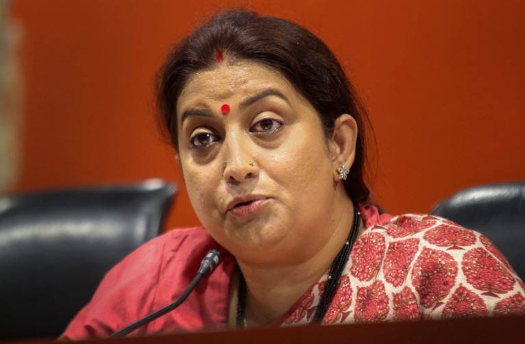 Smriti Irani hits back at Rahul Gandhi for calling 'Desh Ka Chowkidaar Chor Hai' राहुल के बयान पर भड़कीं स्मृति ईरानी, कहा- कांग्रेस अध्यक्ष के मन में प्रधानमंत्री के लिये कोई सम्मान नहीं