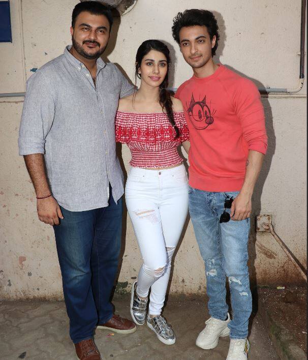 ‘लवरात्रि’ का निर्देशन अभिराज मीनावाला कर रहे हैं. बता दें कि अभिराज भी इस फिल्म के ज़रिए डायरेक्शन की दुनिया में डेब्यू कर रहे हैं. इससे पहले उन्होंने ‘सुल्तान’ सहित कुछ फिल्मों में असिस्टेंट डायरेक्टर के तौर पर काम किया है. (तस्वीर: मानव मंगलानी)