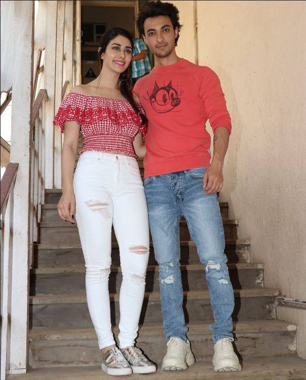 वारिना और आयुष की फिल्म के गाने भी लोगों को काफी पसंद आ रहे हैं. (तस्वीर: मानव मंगलानी)