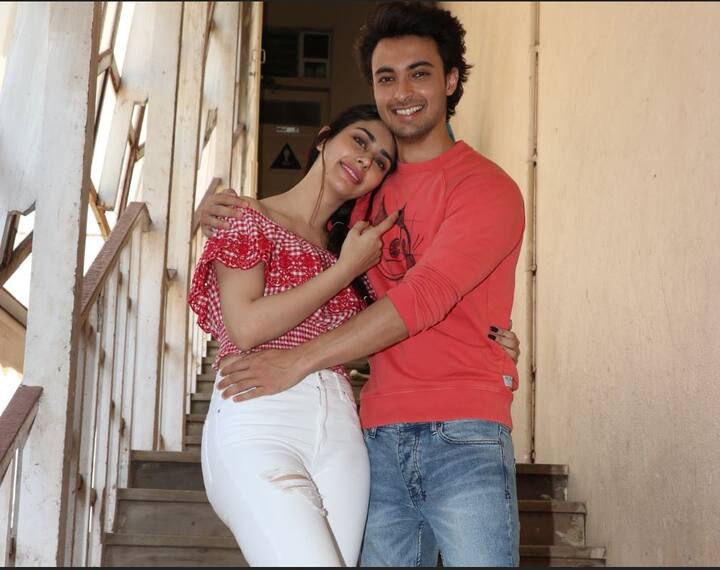 बता दें कि फिल्म प्रोडक्शन सलमान खान के बैनर ‘सलमान खान फिल्म’ के तहत हो रहा है. यही वजह है कि सलमान खान भी इस फिल्म के प्रमोशन में जुटे हुए हैं. (तस्वीर: मानव मंगलानी)