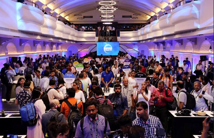 सैमसंग ने मंगलवार को बेंगलुरु में दुनिया का सबसे बड़ा स्टोर खोला, इस स्टोर के जरिए सैमसंग की कोशिश है कि अपने स्मार्टफोन के बाजार को दुनिया में दूसरे नंबर पर ला सके. स्टोर में स्मार्टफोन के अलावा कई और इलेक्ट्रॉनिक आइटम उपलब्ध होंगे. तस्वीर: एपी