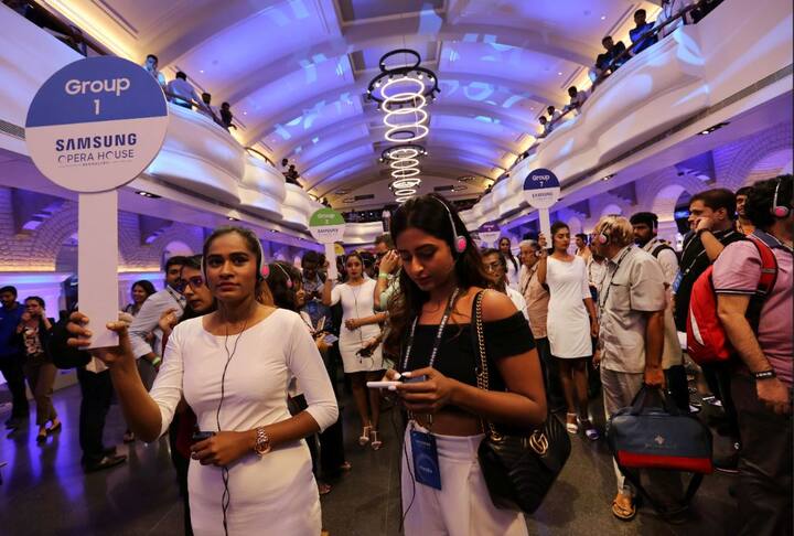 इससे दो महीने पहले सैमसंग ने नई दिल्ली में दुनिया का सबसे बड़ा स्मार्टफोन प्लांट खोला था. तस्वीर: एपी