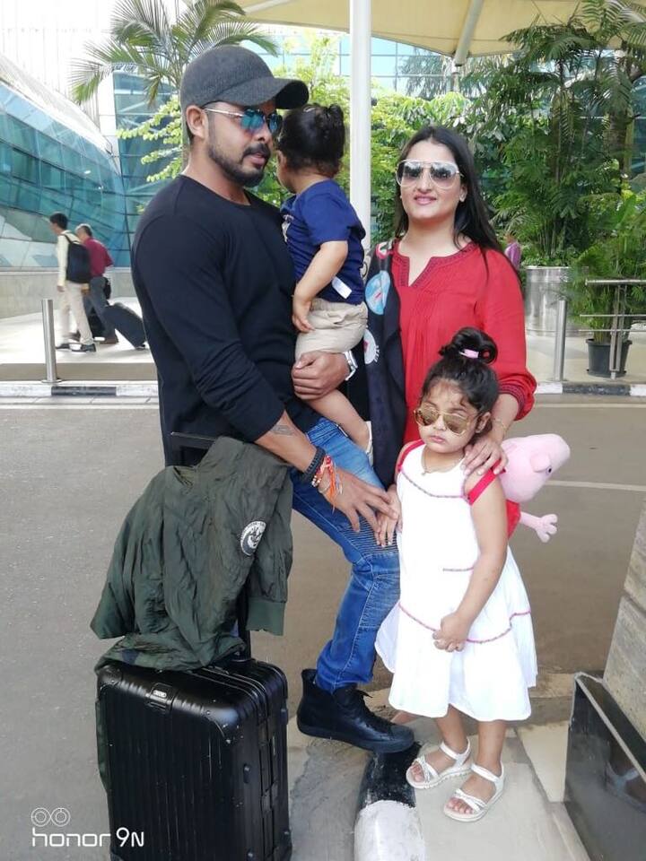 मंगलवार शाम श्रीसंत मुंबई एयरपोर्ट पर पत्नी और बच्चों संग स्पॉट हुए.