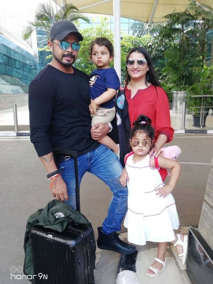 बता दें कि श्रीसंत ने 12 दिसंबर 2013 को अपनी गर्लफ्रेंड भुवनेश्वरी कुमारी से शादी की थी. जिसके बाद मई 2015 में बेटी का जन्म हुआ. इसके करीब डेढ़ साल बाद 2016 में उनके बेटे का जन्म हुआ.