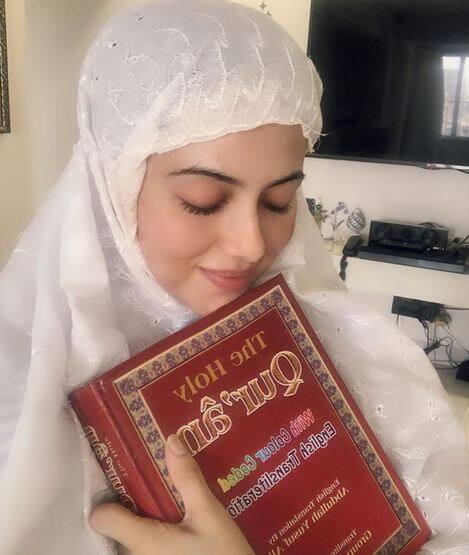 सना बेहद धार्मिक हैं वे दिनभर में 5 बार भगवान से प्रेयर करती हैं. फोटोः इंस्टाग्राम