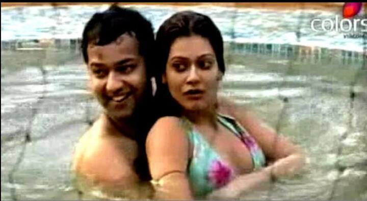 बिग बॉस के सीजन 2 में पायल रोहतगी और राहुल महाजन के साथ का ये मोमेंट उन दिनों खासा चर्चा में था. जिसमें पायल बिकिनी पहन कर पूल में उतरी थीं