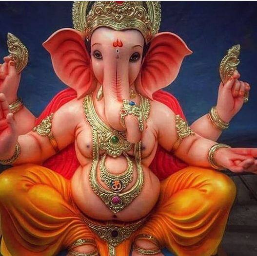 खुद से गणपति जी बनाने के लिए मिट्टी में 7 अनाज, शहद और दही मिलाकर बनाएं. गणपति जी की प्रतिमा को गाय के गोबर वाले उपले की राख में लपेट दें.   1008 बार ऊं गं गणपताये नम: के जप से गणपति जी में प्राण प्रतिष्ठा करें. इससे गणेश जी प्रसन्न होंगे. फोटोः गूगल फ्री इमेज   