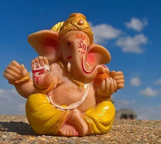 घर में शुभ कार्य ना होने पर 11 महीने तक गणेश चतुर्थी पर 108 मोदक बनाएं. घर के सारे लोग एक साथ हवन करें और मोदक को हवन में अर्पित करें. फोटोः गूगल फ्री इमेज   