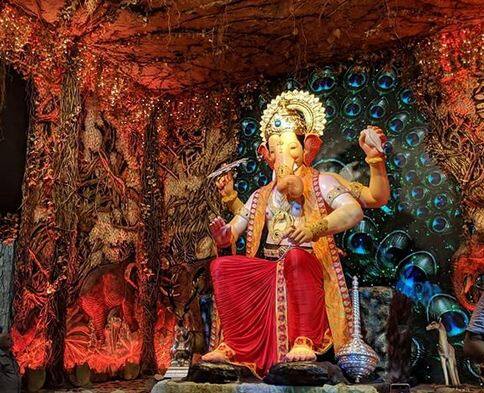 पूरे देश में गणपति उत्सव की धूम है. हर ओर जोर-शोर से तैयारियां चल रही हैं. ऐसे मौके पर मुंबई के लालबाग के राजा के दरबार की रौनक देखते ही बनती है. यहां आम आदमी से लेकर सितारों तक की भारी भीड़ हर साल जमा होती है. फोटोः गूगल फ्री इमेज