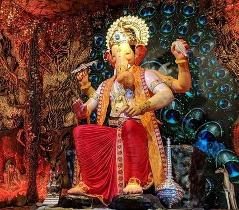 लालबाग के गणपति, लालबाग के राजा, दिव्य गजानन गणपति देश का सबसे बड़ा गणपति पंडाल जहां सिर टेककर आम खास बन जाते हैं और खास आम आदमी की तरह गणपति के राजा के दरबार में हाजिरी लगाकर खुद को धन्य मानते हैं. फोटोः गूगल फ्री इमेज