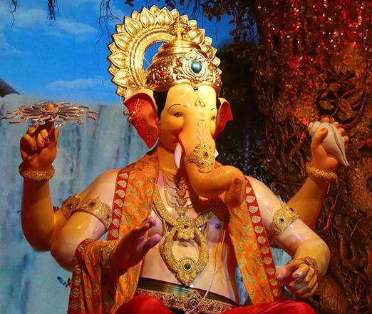 लालबाग के राजा के दरबार में लगने वाली कतार की कहानी भी कम दिलचस्प नहीं. यहां दो तरह की कतार लगती है. एक केवल राजा के दर्शन के लिए, दूसरी कतार मन्नत की कतार. फोटोः गूगल फ्री इमेज