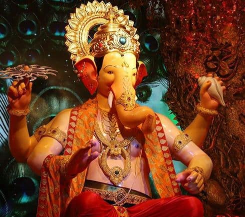 लालबाग के राजा के दरबार में हाजिरी के लिए कतार भले ही दो लगती हो लेकिन राजा का रूप साल 1990 से नहीं बदला है. फोटोः गूगल फ्री इमेज