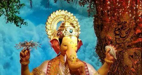 गणपति की इस प्रतिमा की एक और खासियत है. इस पंडाल की प्रतिमा कभी बाहर से नहीं खरीदी जाती है. प्रतिमा वहीं बनाई जाती हैं जहां पर वो स्थापित होती है. लालबाग के दरबार में चढ़ने वाला चढ़ावा भी हर साल सुर्खियों में छाया रहता है. फोटोः गूगल फ्री इमेज 