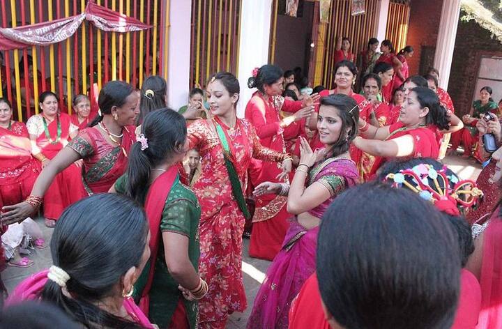यूं तो पति की दीर्घायु और उनकी रक्षा के लिए धर्मशास्त्रों में कई व्रत-त्योहारों का जिक्र है, लेकिन इनमें सबसे अधिक महत्ता उत्तर भारत में धूम-धाम से मनाया जाने वाला पावन व्रत 'हरितालिका तीज' की है. यह व्रत सुहागिनें अपने पति की लंबी उम्र के लिए करती हैं. फोटोः गूगल फ्री इमेज
