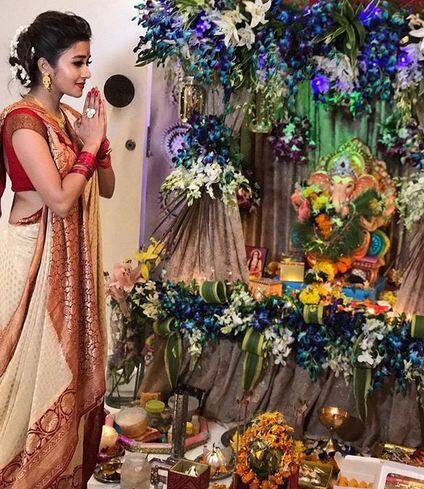 पंडित महदेव मिश्र कहते हैं कि धार्मिक ग्रंथों के मुताबिक, इस पर्व की परंपरा त्रेतायुग से है. इस पर्व के दिन जो सुहागिन स्त्री अपने अखंड सौभाग्य और पति और पुत्र के कल्याण के लिए निर्जला व्रत रखती है, उसकी सभी मनोकामनाएं पूरी होती हैं. फोटोः गूगल फ्री इमेज