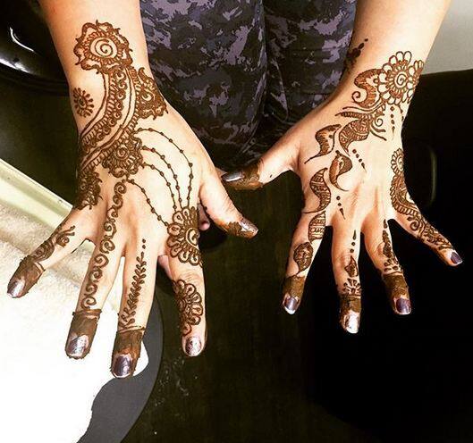 इन दिनों इस पर्व को लेकर बाजारों में चहल-पहल खूब बढ़ जाती है. तीज में महिलाओं के श्रृंगार का खास महत्व होता है. पर्व नजदीक आते ही महिलाएं नई साड़ी,   मेहंदी और सोलह श्रृंगार की सामग्री जुटाने लगती हैं और प्रसाद के रूप में विशेष पकवान 'पिड़ुकिया' (गुझिया) बनाती हैं. फोटोः गूगल फ्री इमेज 