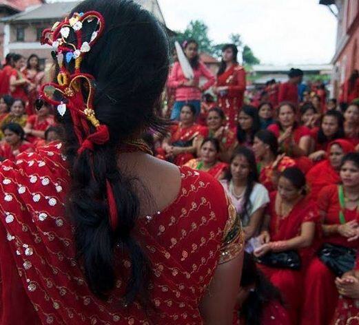 बिहार में राजधानी पटना सहित सभी कस्बों, गांवों और शहरों के बाजारों में पिछले एक सप्ताह से तीज के कारण चहल-पहल बढ़ती देखी जा रही है. सड़कों पर श्रृंगार   - सामग्री और फलों की कई अस्थायी दुकानें सज गई हैं. लगभग सभी घरों से पिडुकिया और ठेकुआ की भीनी-भीनी खुशबू आने लगी है. फोटोः गूगल फ्री इमेज 
