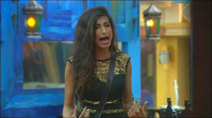 'बिग बॉस' के सीजन 10 में आईं प्रियंका जग्गा से घरवालों ने उनकी हरकतों की वजह से दूरियां बना ली थी. प्रियंका ने लोपामुद्रा के बारे में अभद्र कमेंट करते हुए मनु की स्वर्गीय मां के बारे में भी गलत टिप्पणी की थी. जिसके बाद सलमान ने प्रियंका को जमकर फटकारा. इस दौरान प्रियंका रोने लगी और सलमान के साथ बदतमीजी भी की. इसके बाद सलमान ने कलर्स टीवी चैनल से कहा कि अगर प्रियंका इस चैनल के किसी भी शो में आईं तो वो बिग बॉस को होस्ट नहीं करेंगे.