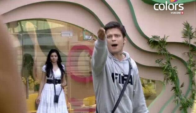 वीजे और एक्टर सिद्धार्थ भारद्वाज की महक चहल के साथ हुई लड़ाई ने सलमान को बहुत गुस्सा दिला दिया था. सिद्धार्थ ने महक को उनके चेहरे को लेकर अभद्र कमेंट कर दिए थे इस पर सलमान ने उनको जमकर लताड़ लगाई. इसके बाद घरवालों ने सलमान पर एकतरफा बात करने का आरोप लगाया.