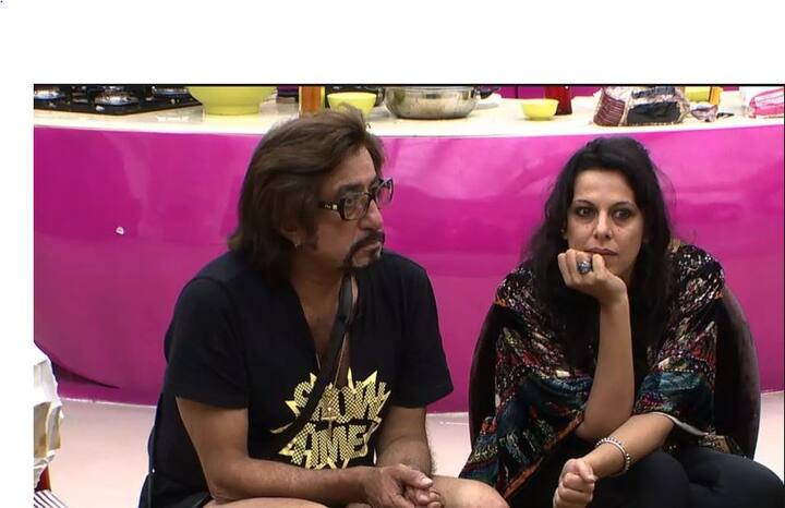 बॉलीवुड के फेमस विलेन शक्ति कपूर 'बिग बॉस' 5 में नजर आए थे. शो के दौरान उनकी सलमान से कोई बातचीत नहीं होती थी. जिसे शक्ति ने अपनी बेइज्जती माना था. शो से बाहर आने के शक्ति ने सलमान से मांफी मांगने को कहा. इसके बाद सलमान ने शो में शक्ति कपूर पर तंज कसते हुए कहा, 