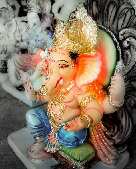 देशभर में गणेश उत्सव की धूम हैं. कल गणेश चतुर्थी सेलिब्रेट करते हुए लोग पूरे श्रद्धा भाव से गणपति बप्पा की स्थापना करते हैं. 11 दिन तक ये उत्सव मनाया जाता है. आज गुरूजी पवन सिन्हा बता रहे हैं कैसे करें गणपति की पूजा और स्थापना. फोटोः गूगल फ्री इमेज