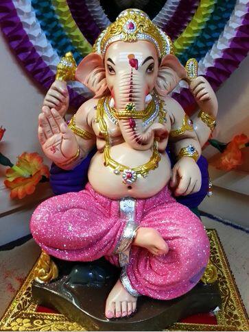 स्नान के बाद गणेशजी को वस्त्र भेंट करें. गणेशजी को वस्त्र के रुप में धोती, पट्टका और जनेऊ देना अच्छा होता है. वस्त्र भेंट करने के बाद गंध का अर्पण करें. इत्र भेंट करने के बाद गणेशजी को अक्षत अर्पण करें. अक्षत अर्पण के बाद पुष्पार्पण करें.फोटोः गूगल फ्री इमेज