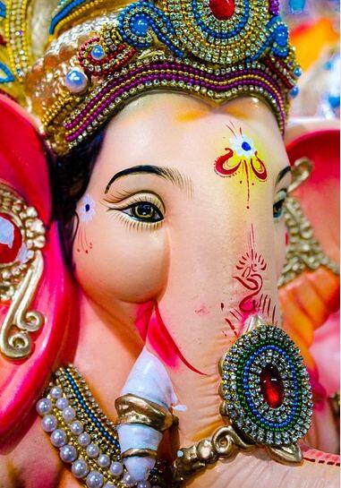 गणेश जी को फूलों की माला भी पहनाई जा सकती है. गणेशजी को दूर्वा भेंट करें और सिंदूर का तिलक करें. धूप जलाकर गणेशजी का धूप से आरती करें. आम की लकड़ी वाली अगरबत्ती का इस्तेमाल लाभदायक होगी. फोटोः गूगल फ्री इमेज