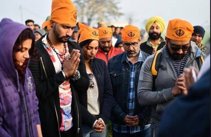 उनकी यह तस्वीर फिल्म 'मनमर्जियां' की हैं जहां वो फिल्म की एक्ट्रेस तापसी पन्नू और निर्देशक अनुराग कश्यप के साथ अरदास अदा करते दिखें. विक्की, करण जौहर की फिल्म 'तख्त' में नज़र आ सकते हैं जिसमें उनके साथ रणवीर सिंह, करीना कपूर खान, अनिल कपूर, आलिया भट्ट, भूमि पेडनेकर और जाह्नवी कपूर लीड रोल में दिखेंगे. तस्वीर: इंस्टाग्राम