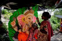 गणेश चतुर्थी 2018: तस्वीरें में देखिए शिल्पकारों की कलाकारी जो भरती है मूर्तियों में जादू