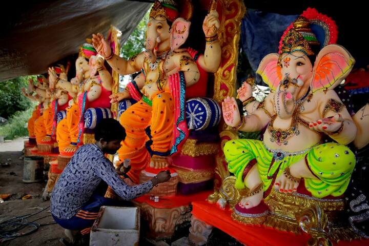 सबसे खास मुंबई के लालबाग राजा यानी गणपति बप्पा का श्रृंगार होता है. साथ ही मूर्ति का बीमा भी कराया जाता है. फोटोः एपी