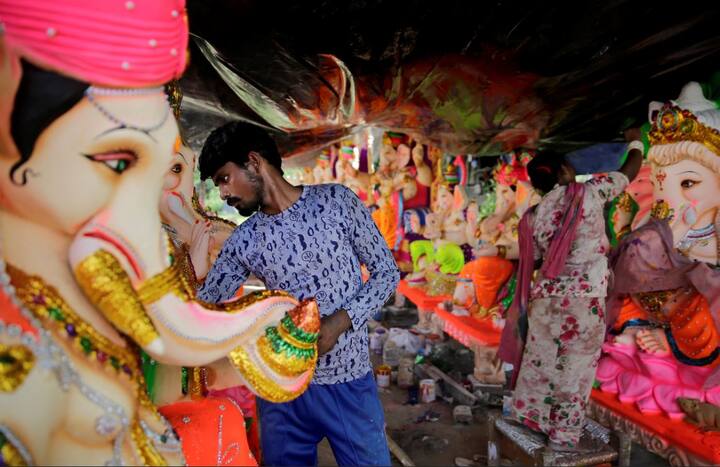  इन दिनों भारत में गणेश उत्सव की धूम हैं. कल गणेश चतुर्थी सेलिब्रेट करते हुए लोग पूरे श्रद्धा भाव से गणपति बप्पा की स्थापना करेंगे. बता दें कि 11 दिन तक ये उत्सव मनाया जाता है. फोटोः एपी