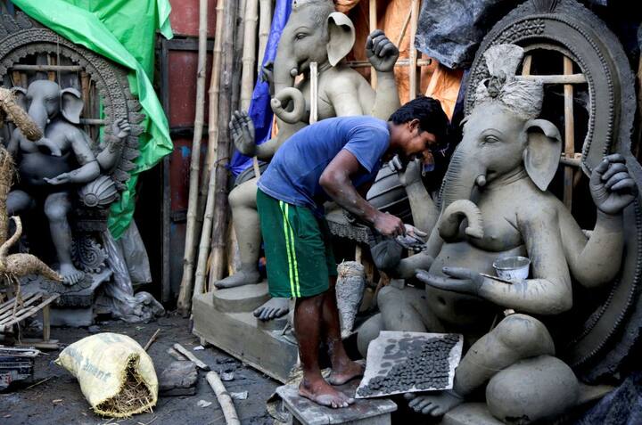 इन सब मूर्ति को कलाकार मिट्टी से बनाते हैं. फोटोः एपी 