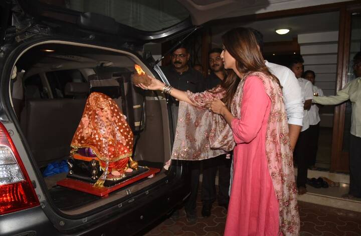  शिल्पा ने गजराज का स्वागत पूरे विधिवत तरीके से किया. आप तस्वीरों में देख सकते हैं कि पति राज कुंद्रा के साथ शिल्पा गणपति की पूजा करती नजर आ रही हैं. 
