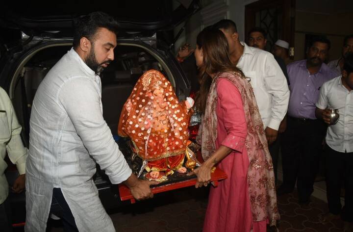 गणेश चतुर्थी भगवान गणेश का जन्मदिन होता है. इस मौके पर भक्त गणपति बप्पा को प्रेम व सत्कार से अपने घर लेकर आते हैं. ये पर्व 10 दिन तक चलता है. इसके बाद 10वें दिन यानी कि अनंत चतर्दशी को नाच गाने के साथ गणपति को विदा किया जाता है. (सभी तस्वीरें - मानव मंगलानी)