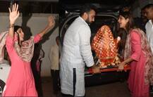 IN PICS: पति राज के साथ नाचते हुए शिल्पा शेट्टी ने किया गणपति का स्वागत