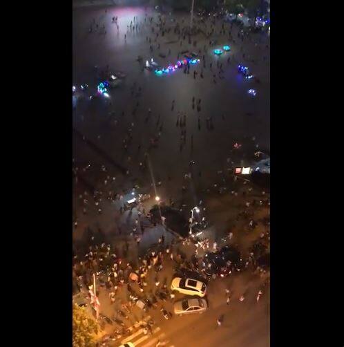 चीन: व्यक्ति ने भीड़ में घुसाई कार और फिर चाकू से किया हमला, नौ की मौत 43 घायल China: death toll rises to 9 with 46 injured after a Red SUV intentionally crashed into pedestrians in Hengdong, Hunan Province चीन: व्यक्ति ने भीड़ में घुसाई कार और फिर चाकू से किया हमला, नौ की मौत 43 घायल