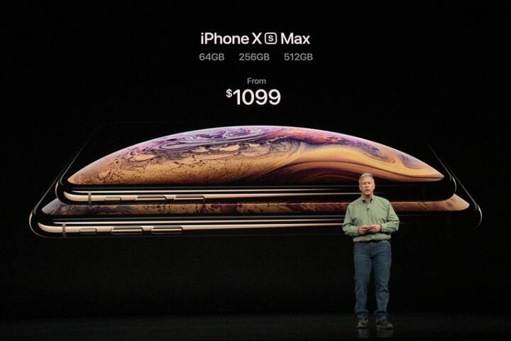 आईफोन Xs मैक्स में 6.5 इंच का स्क्रीन दिया गया है वहीं स्मार्टफोन Xs मैक्स में अभी तक का सबसे बड़ा स्क्रीन. फोन में सबसे बड़ी बैटरी की भी सुविधा दी गई है.