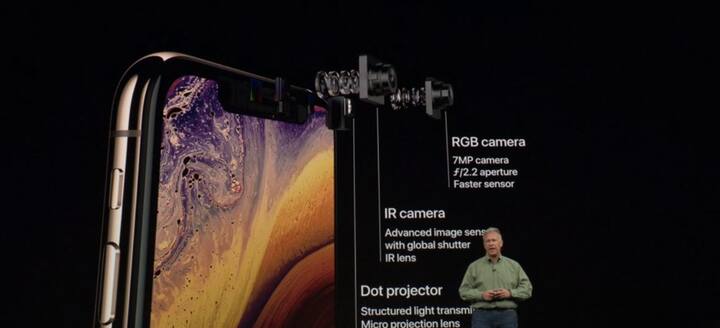 आईफोन Xs में स्टेनलेस स्टील फ्रेम के साथ 5.8 इंच का एज टू एज सुपर रेटिना डिस्प्ले की सुविधा दी गई है. फोन में फेस आईडी कैमरा भी दिया गया है जो HDR और डॉल्बी विजन के साथ आता है.