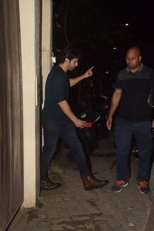 देर रात गर्लफ्रेंड नताशा दलाल के घर पहुंचे वरुण धवन, सामने आईं ये तस्वीरें