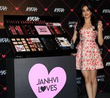 ब्यूटी प्रोडक्ट की ब्रांड एंबेसडर बनीं जाह्नवी, मां श्रीदेवी के मेकअप की यादों को शेयर किया
