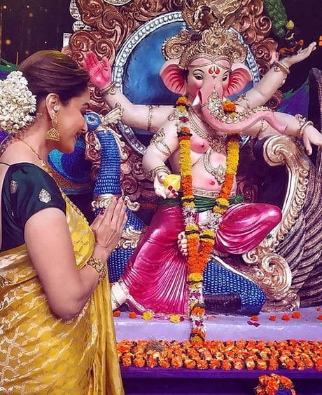गणेश चतुर्थी 2018: मायानगरी में गणपति जी का ऐसे स्वागत किया सितारों ने गणेश चतुर्थी 2018: मायानगरी में गणपति जी का ऐसे स्वागत किया सितारों ने