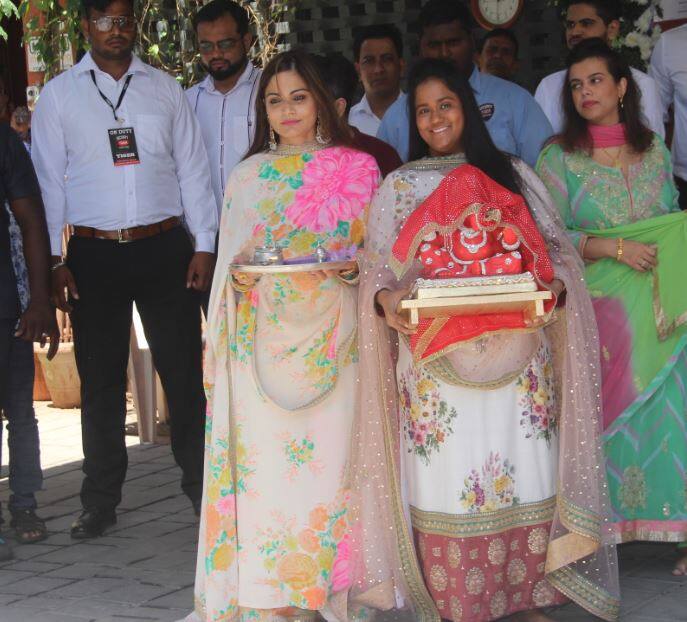 मुंबई के खार स्थित घर के बाहर अर्पिता को गणपति बप्पा के साथ क्लिक किया गया.