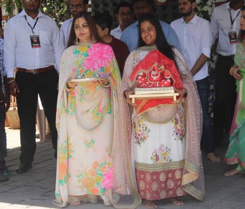 गणपति बप्पा को धूमधाम से अपने नए घर लेकर आईं सलमान की बहन अर्पिता, देखें तस्वीरें गणपति बप्पा को धूमधाम से अपने नए घर लेकर आईं सलमान की बहन अर्पिता, देखें तस्वीरें
