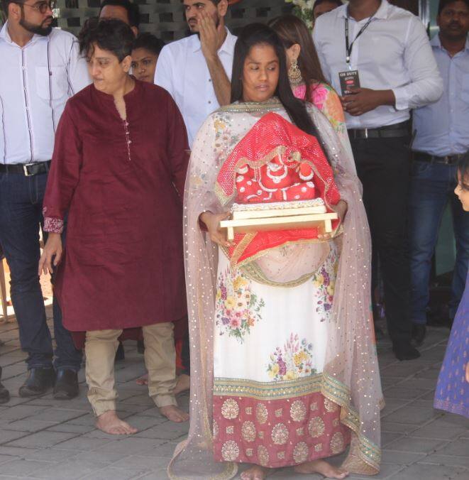 सलमान खान भी इस त्यौहार पर अपने बिजी शेड्यूल से समय निकालकर शिरकत करते हैं.