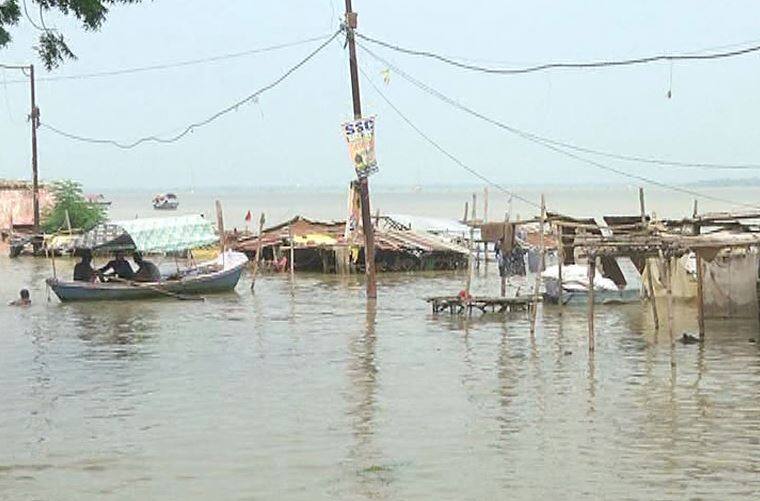 इलाहाबाद में रिहाइशी इलाकों में घुसने लगा है बाढ़ का पानी, NDRF की टीमें तैनात flood waters enteres in the residential areas of Allahabad, NDRF teams deployed इलाहाबाद में रिहाइशी इलाकों में घुसने लगा है बाढ़ का पानी, NDRF की टीमें तैनात