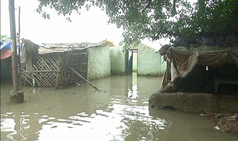 इलाहाबाद में रिहाइशी इलाकों में घुसने लगा है बाढ़ का पानी, NDRF की टीमें तैनात